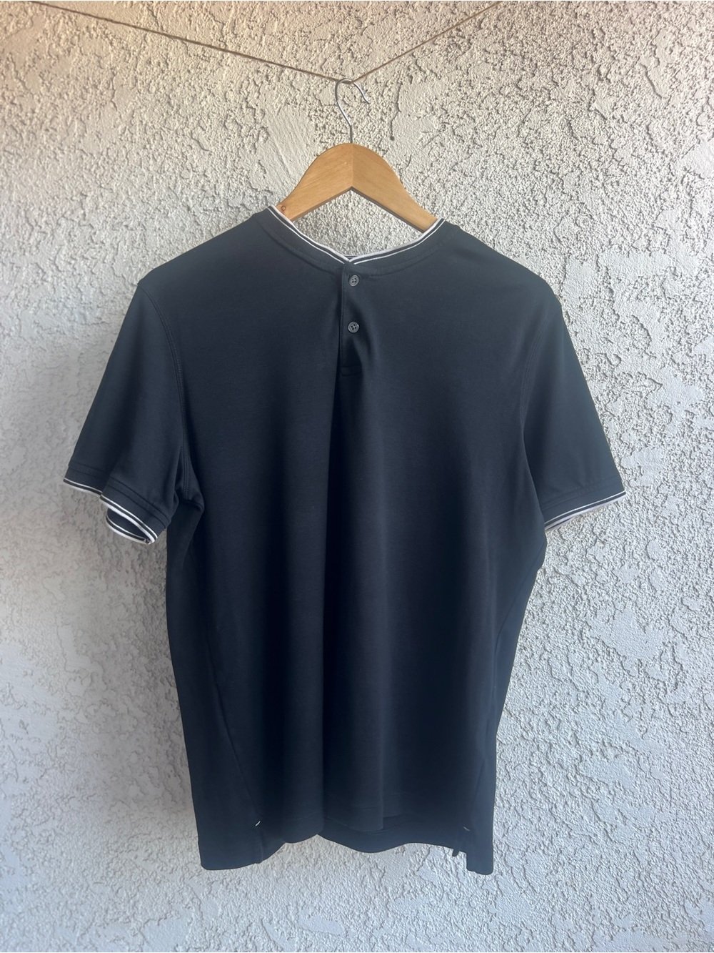 Banana Republic Luxury Touch Men Black Short-Sleeve Henley with White Trim